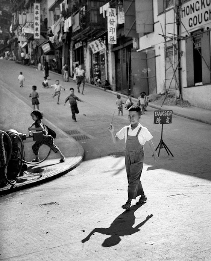 Hong Kong street photography by Fan Ho, circa 1950.